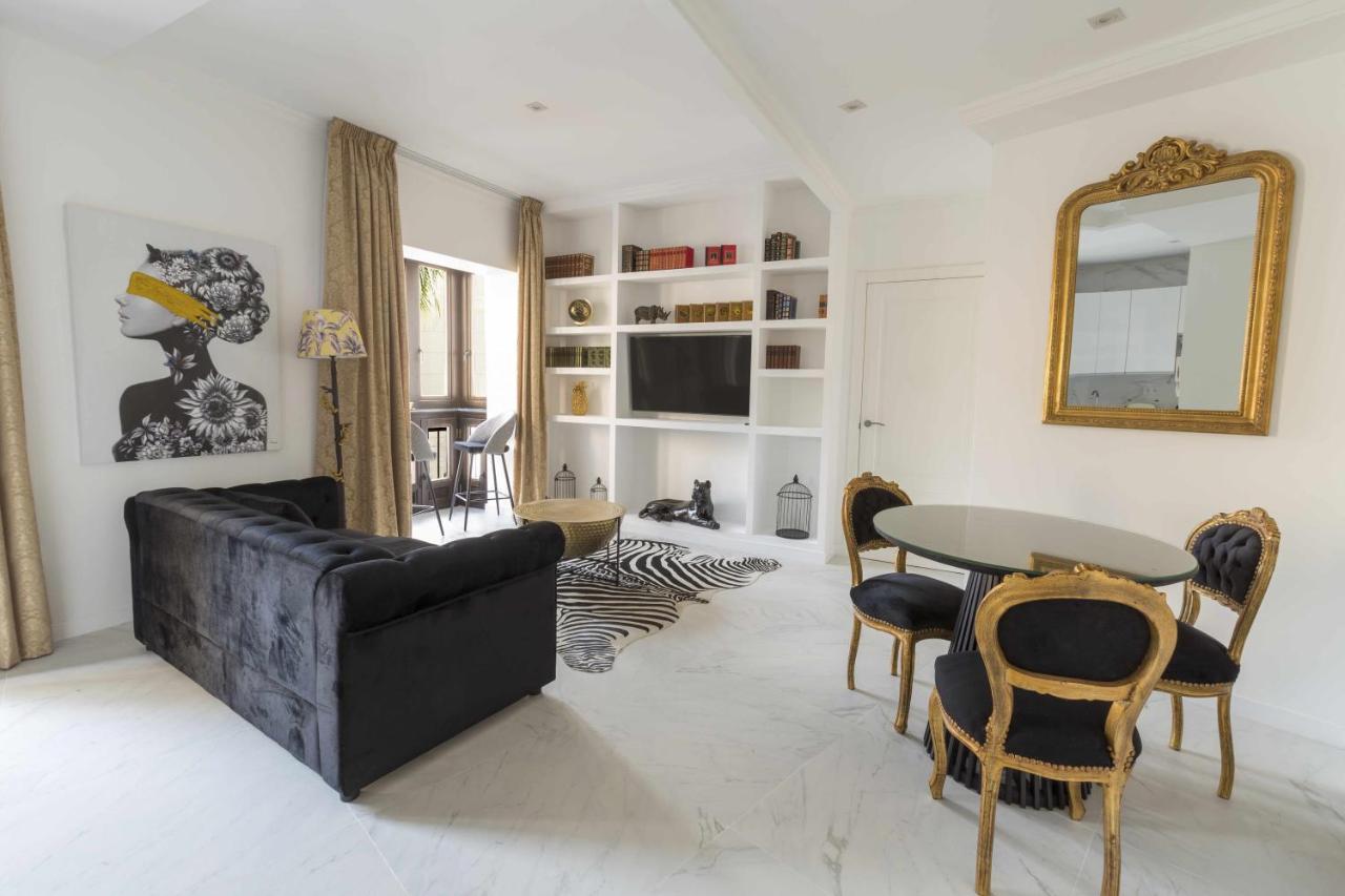 The Clock House Luxury Urban Suites Málaga Oda fotoğraf